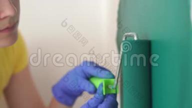 公寓维修专业油漆工用绿色油漆滚筒油漆墙壁